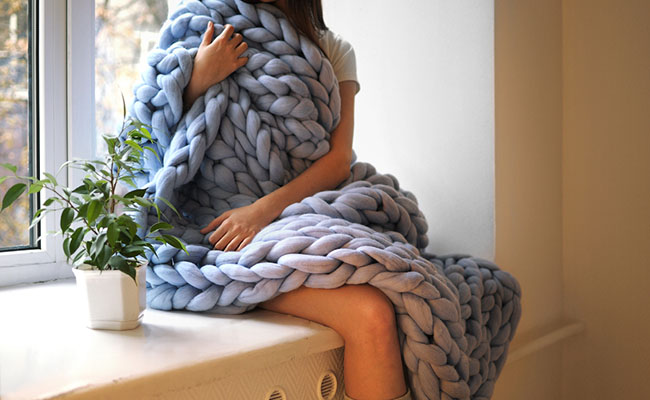 Ohhio-Knitted-blankets-sweaters-and-scarves-with-giant-stitches