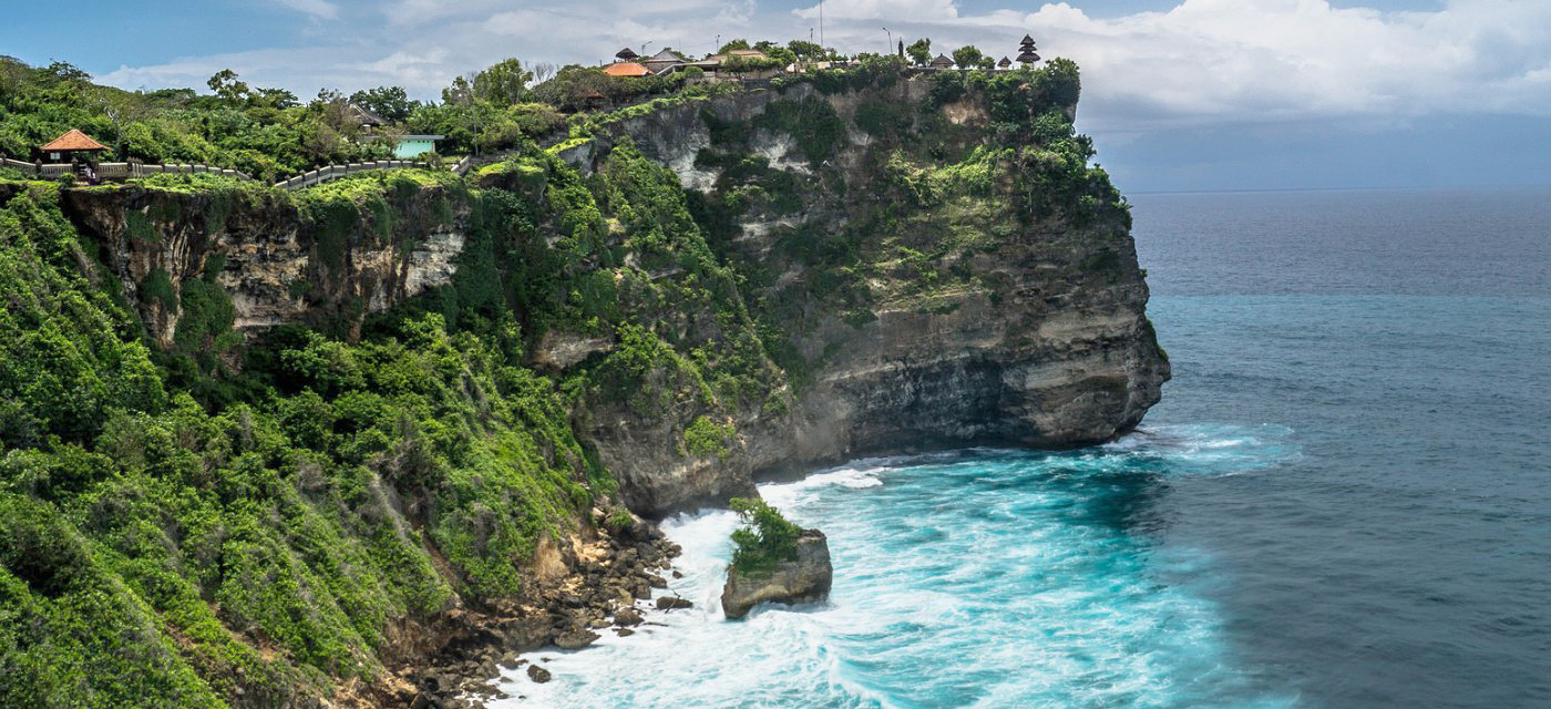Bali_Uluwatu-temple-on-the-rock-cliff-with-stunning-ocean-view-