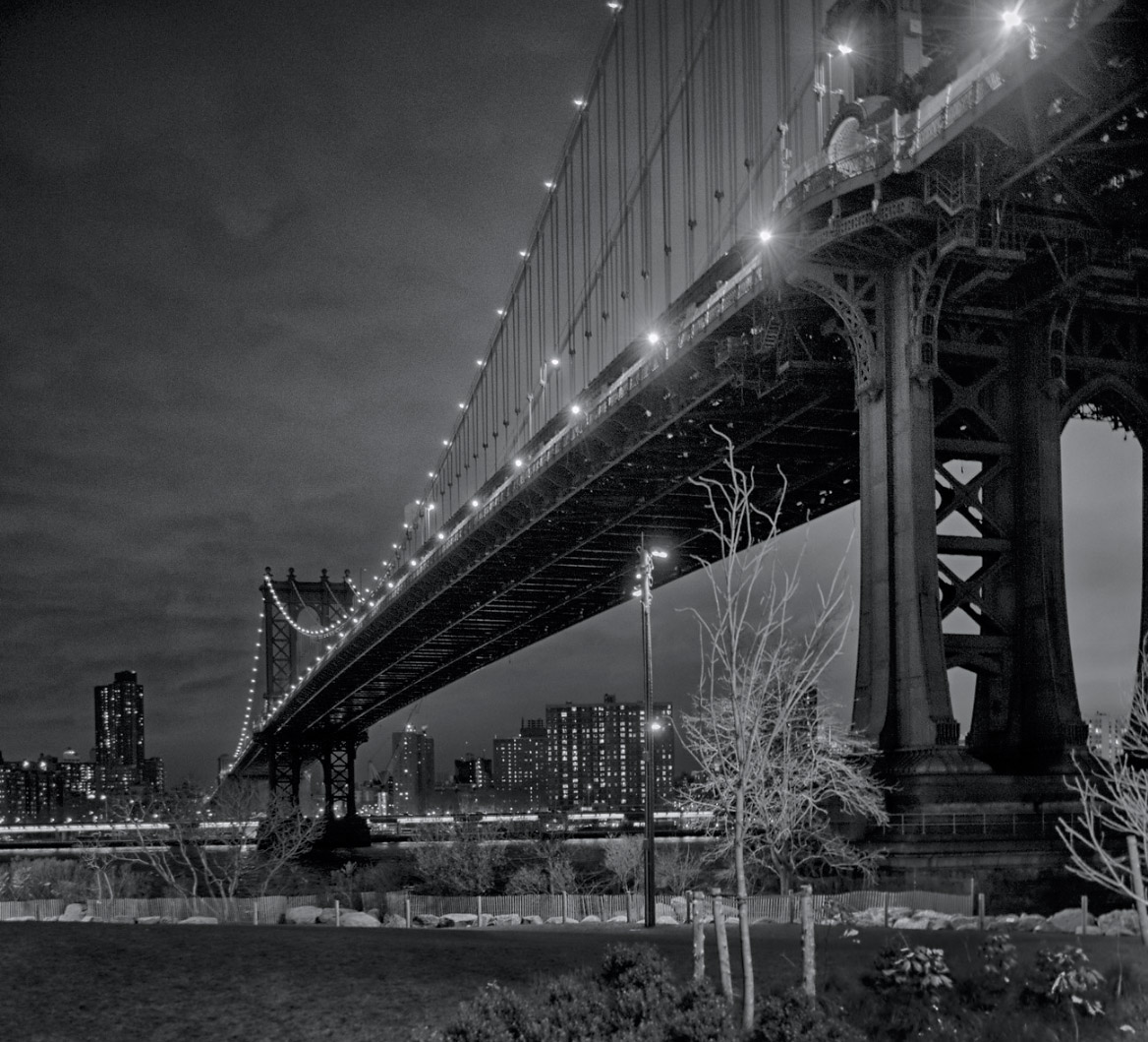 “Manhattan Bridge in the dark” by Galskjaer