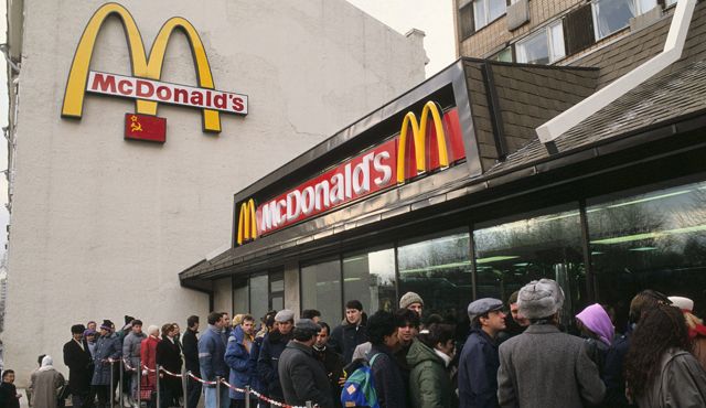Opening of the first McDonalds in USSR
