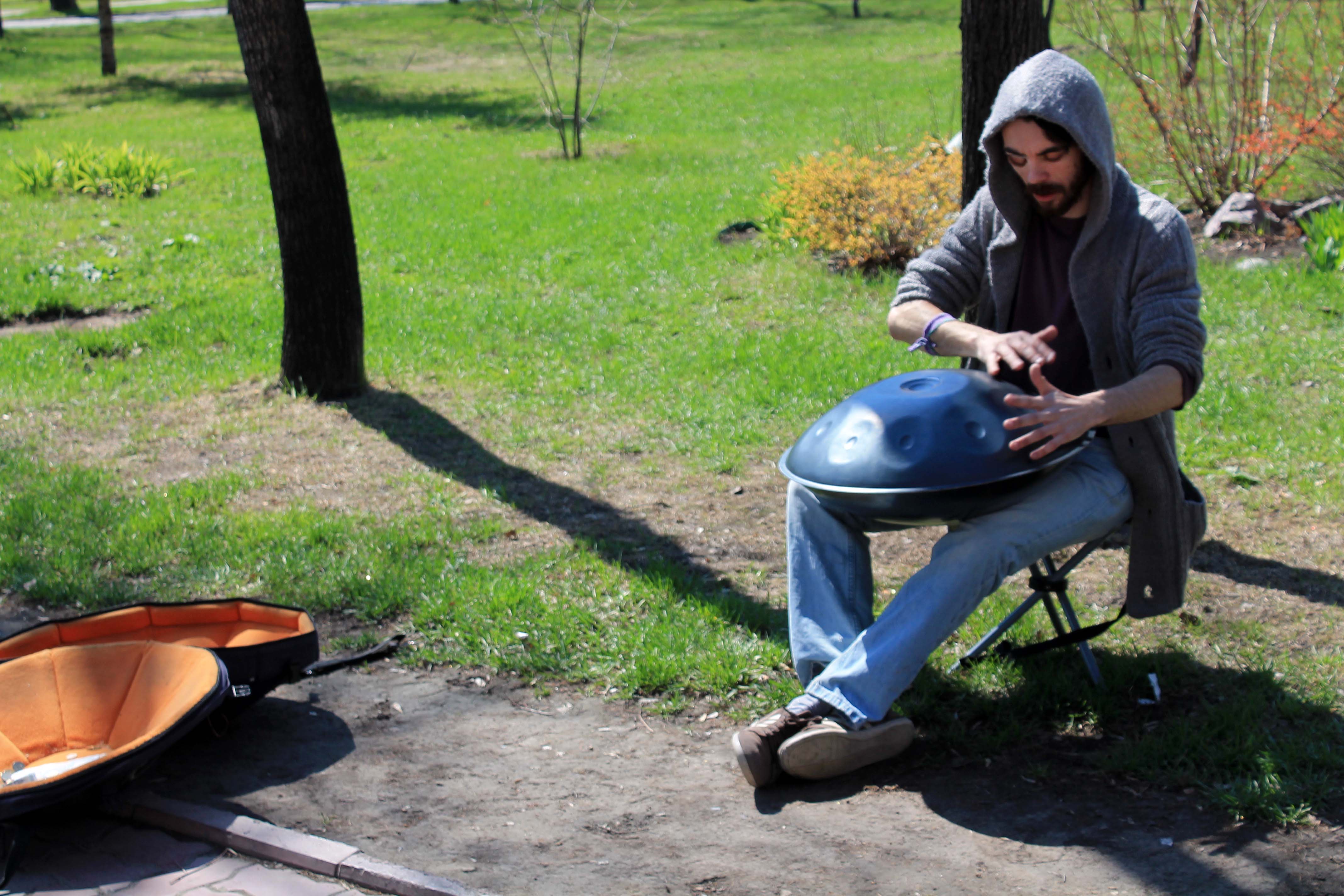 Street_Musician_Playing_Handpan_in_Novosibirsk,