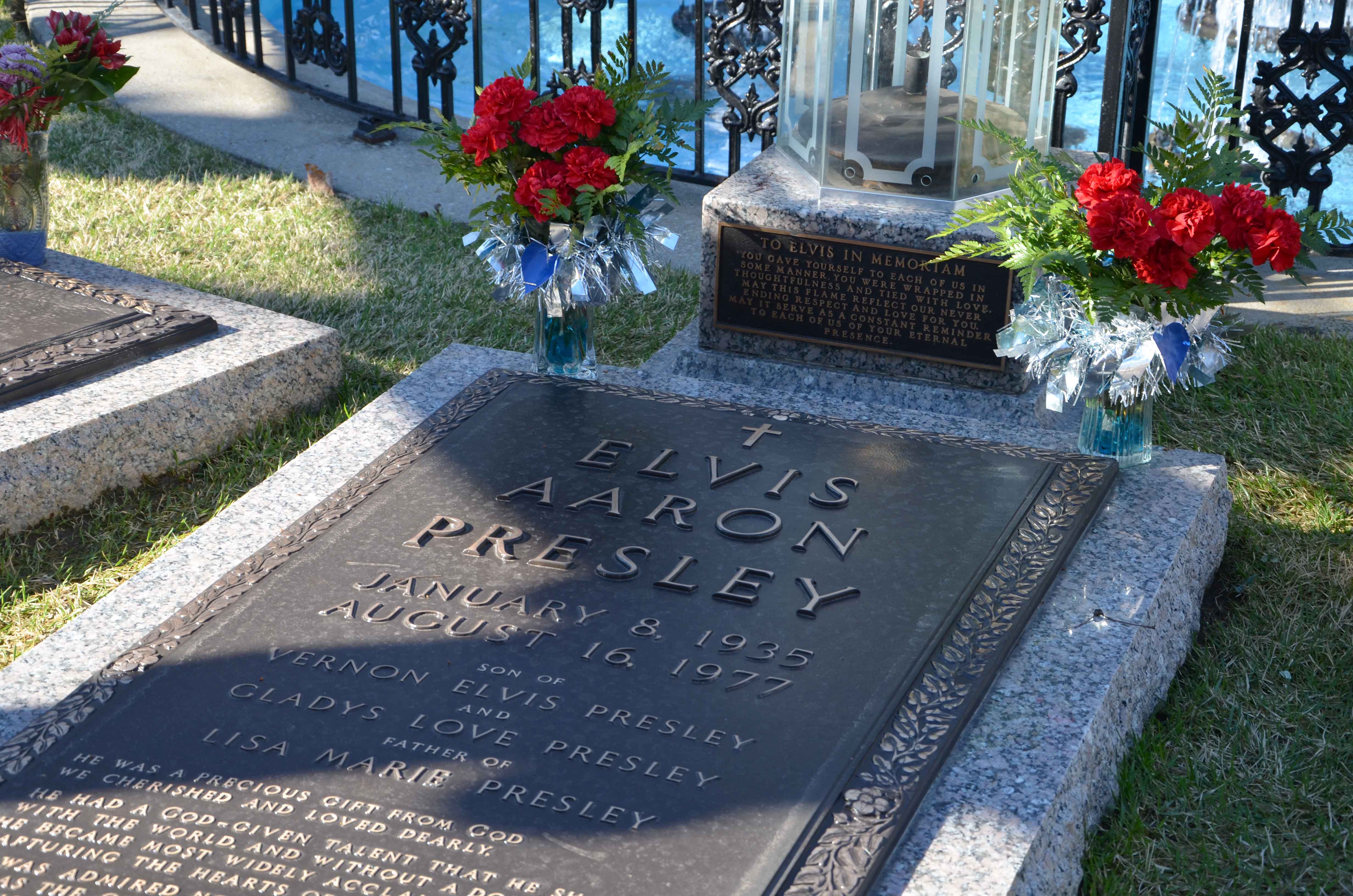 elvis presley gravestone