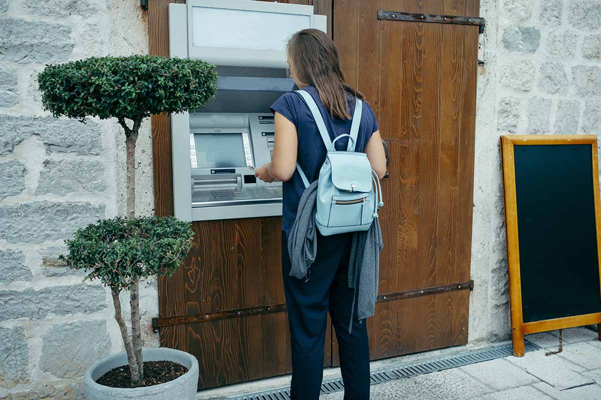 Places to Exchange Money When Traveling