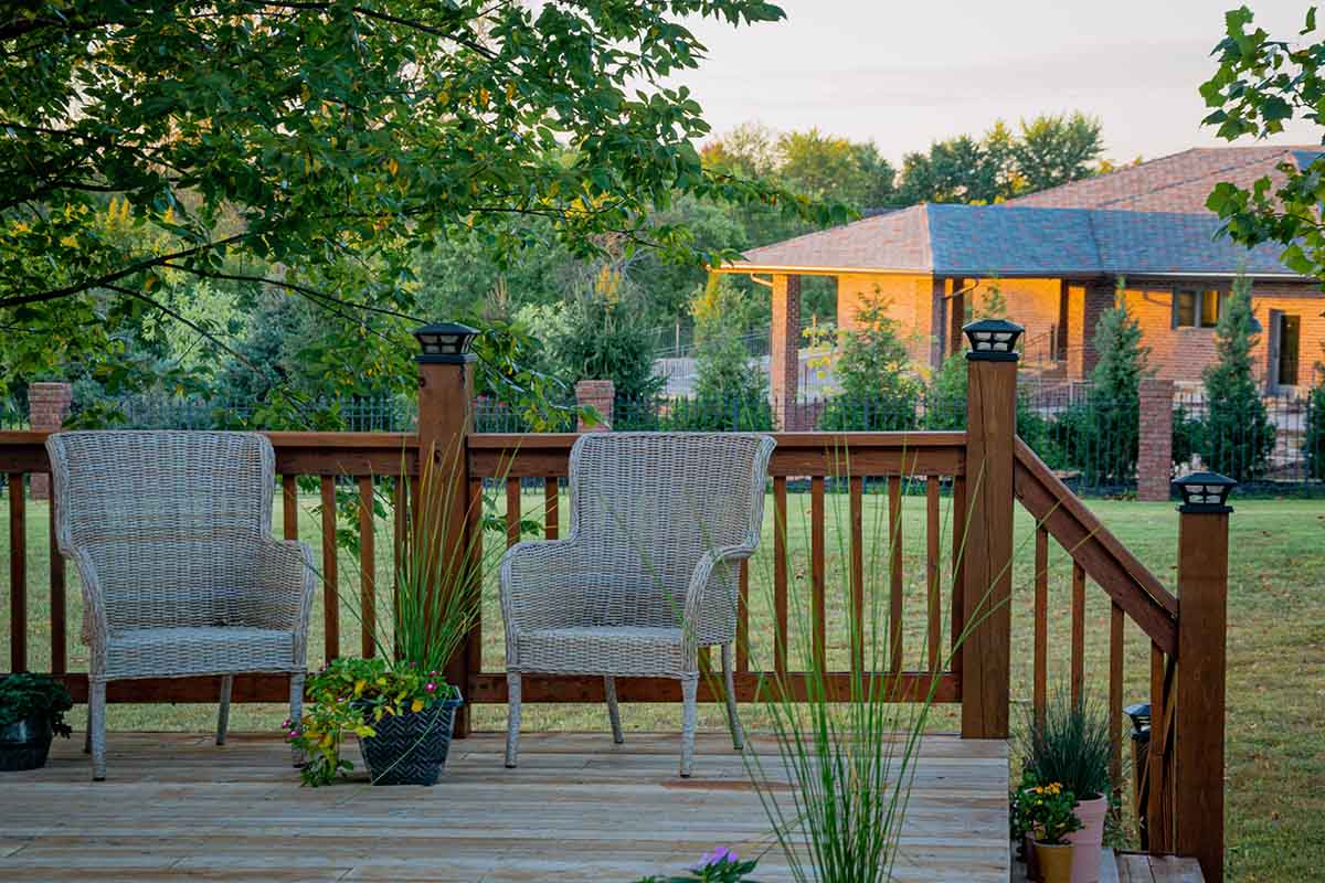 ways to brighten up backyard