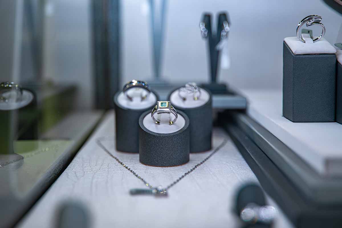 buying and selling jewelry 
