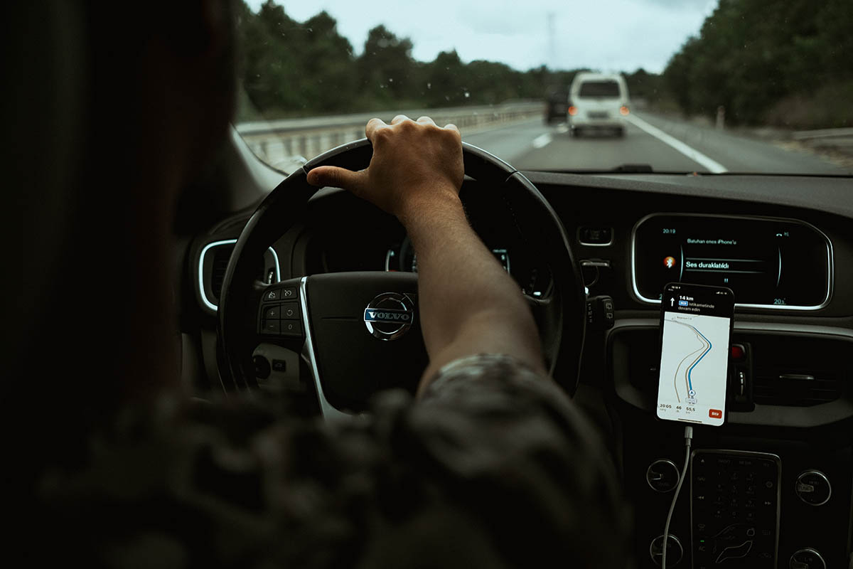 which is more accurate with traffic Waze or Google Maps