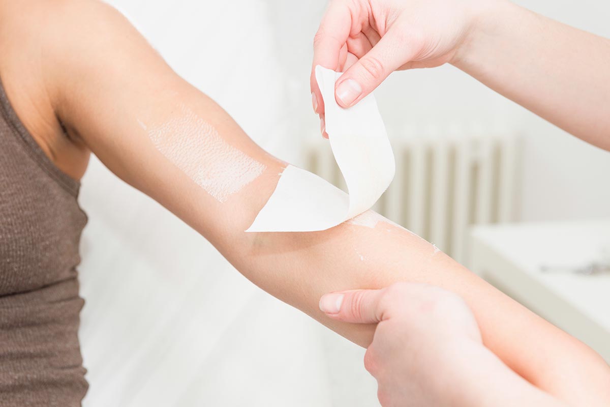 pain-free removal of adhesive dressings for sensitive skin