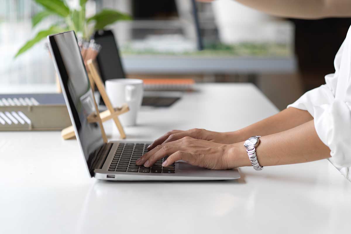 How Search Engines Evaluate Trust in an AI-Generated World